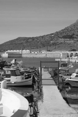 İtalya, Sicilya, Akdeniz, Egadi takımadaları, Favignana Adası (Trapani Eyaleti); Limandaki ahşap balıkçı tekneleri (arka plandaki eski ton balığı fabrikası)