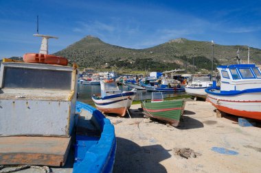 İtalya, Sicilya, Akdeniz, Egadi takımadaları, Favignana Adası (Trapani Eyaleti); Limandaki ahşap balıkçı tekneleri (arka plandaki eski ton balığı fabrikası)