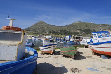 İtalya, Sicilya, Akdeniz, Egadi takımadaları, Favignana Adası (Trapani Eyaleti); Limandaki ahşap balıkçı tekneleri (arka plandaki eski ton balığı fabrikası)