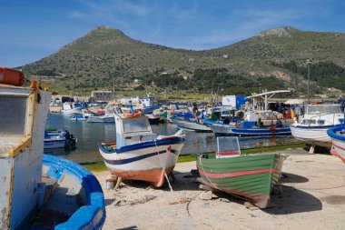İtalya, Sicilya, Akdeniz, Egadi takımadaları, Favignana Adası (Trapani Eyaleti); Limandaki ahşap balıkçı tekneleri (arka plandaki eski ton balığı fabrikası)