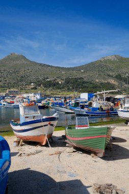 İtalya, Sicilya, Akdeniz, Egadi takımadaları, Favignana Adası (Trapani Eyaleti); Limandaki ahşap balıkçı tekneleri (arka plandaki eski ton balığı fabrikası)