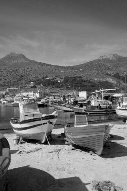 İtalya, Sicilya, Akdeniz, Egadi takımadaları, Favignana Adası (Trapani Eyaleti); Limandaki ahşap balıkçı tekneleri (arka plandaki eski ton balığı fabrikası)