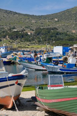 İtalya, Sicilya, Akdeniz, Egadi takımadaları, Favignana Adası (Trapani Eyaleti); limanda insanlar ve balıkçı tekneleri