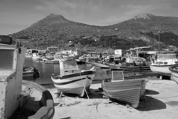 İtalya, Sicilya, Akdeniz, Egadi takımadaları, Favignana Adası (Trapani Eyaleti); Limandaki ahşap balıkçı tekneleri (arka plandaki eski ton balığı fabrikası)