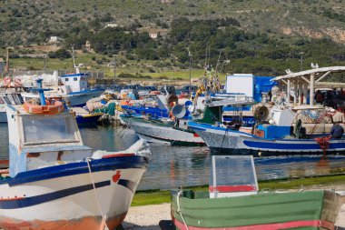 İtalya, Sicilya, Akdeniz, Egadi takımadaları, Favignana Adası (Trapani Eyaleti); limanda insanlar ve balıkçı tekneleri