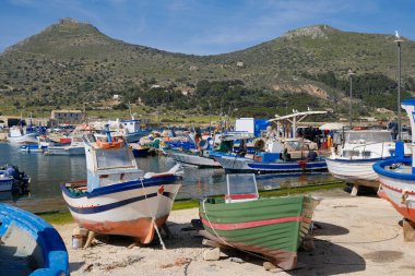 İtalya, Sicilya, Akdeniz, Egadi takımadaları, Favignana Adası (Trapani Eyaleti); limandaki insanlar ve balıkçı tekneleri (arka plandaki eski ton balığı fabrikası))