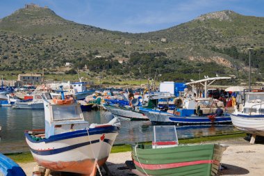 İtalya, Sicilya, Akdeniz, Egadi takımadaları, Favignana Adası (Trapani Eyaleti); limandaki insanlar ve balıkçı tekneleri (arka plandaki eski ton balığı fabrikası))