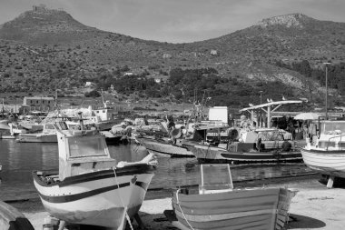 İtalya, Sicilya, Akdeniz, Egadi takımadaları, Favignana Adası (Trapani Eyaleti); limandaki insanlar ve balıkçı tekneleri (arka plandaki eski ton balığı fabrikası))