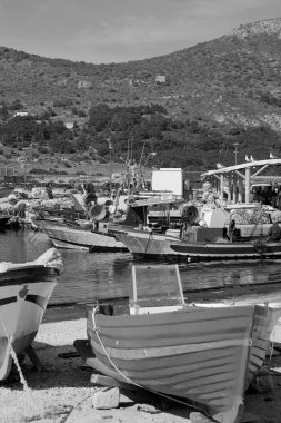 İtalya, Sicilya, Akdeniz, Egadi takımadaları, Favignana Adası (Trapani Eyaleti); limandaki insanlar ve balıkçı tekneleri (arka plandaki eski ton balığı fabrikası))