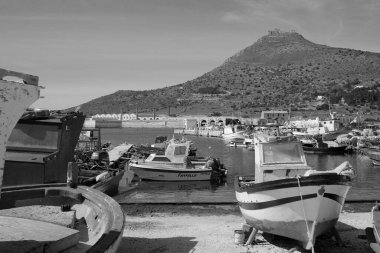 İtalya, Sicilya, Akdeniz, Egadi takımadaları, Favignana Adası (Trapani Eyaleti); 21 Mart 2024, limanda ahşap balıkçı tekneleri (arka planda eski ton balığı fabrikası) -