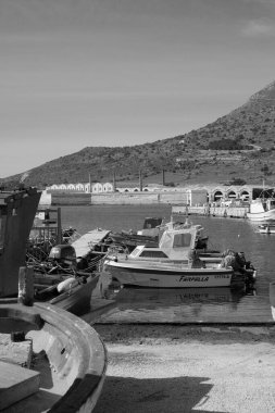 İtalya, Sicilya, Akdeniz, Egadi takımadaları, Favignana Adası (Trapani Eyaleti); 21 Mart 2024, limanda ahşap balıkçı tekneleri (arka planda eski ton balığı fabrikası) -