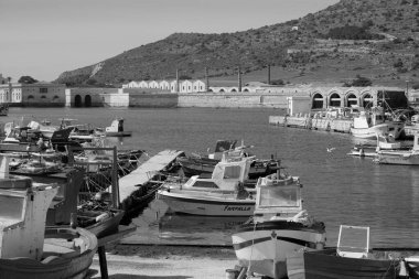 İtalya, Sicilya, Akdeniz, Egadi takımadaları, Favignana Adası (Trapani Eyaleti); 21 Mart 2024, limanda ahşap balıkçı tekneleri (arka planda eski ton balığı fabrikası) -