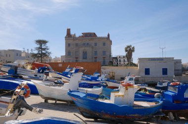 İtalya, Sicilya, Akdeniz, Egadi takımadaları, Favignana Adası (Trapani Eyaleti), limanda kıyıda tekneler ve Florio Sarayı cephesi