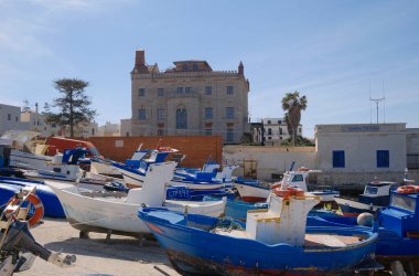 İtalya, Sicilya, Akdeniz, Egadi takımadaları, Favignana Adası (Trapani Eyaleti), limanda kıyıda tekneler ve Florio Sarayı cephesi