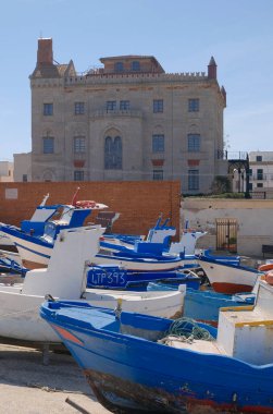 İtalya, Sicilya, Akdeniz, Egadi takımadaları, Favignana Adası (Trapani Eyaleti), limanda kıyıda tekneler ve Florio Sarayı cephesi