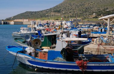 İtalya, Sicilya, Akdeniz, Egadi takımadaları, Favignana Adası (Trapani Eyaleti); Limandaki ahşap balıkçı tekneleri (arka plandaki eski ton balığı fabrikası)) 