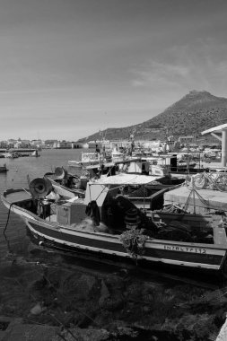 İtalya, Sicilya, Akdeniz, Egadi takımadaları, Favignana Adası (Trapani Eyaleti); Limandaki ahşap balıkçı tekneleri (arka plandaki eski ton balığı fabrikası)) 