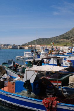 İtalya, Sicilya, Akdeniz, Egadi takımadaları, Favignana Adası (Trapani Eyaleti); Limandaki ahşap balıkçı tekneleri (arka plandaki eski ton balığı fabrikası)) 