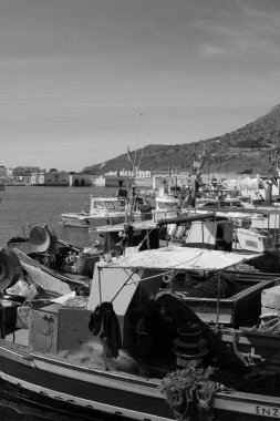 İtalya, Sicilya, Akdeniz, Egadi takımadaları, Favignana Adası (Trapani Eyaleti); Limandaki ahşap balıkçı tekneleri (arka plandaki eski ton balığı fabrikası)) 