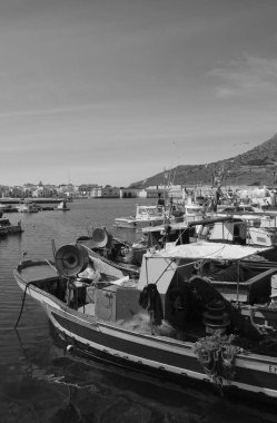 İtalya, Sicilya, Akdeniz, Egadi takımadaları, Favignana Adası (Trapani Eyaleti); Limandaki ahşap balıkçı tekneleri (arka plandaki eski ton balığı fabrikası)) 