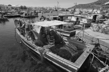 İtalya, Sicilya, Akdeniz, Egadi takımadaları, Favignana Adası (Trapani Eyaleti); limandaki ahşap balıkçı teknesinde balıkçı