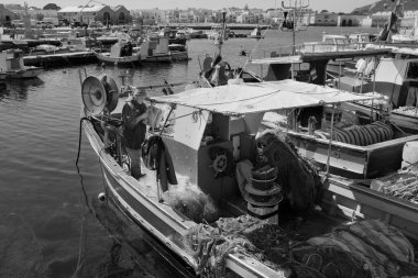 İtalya, Sicilya, Akdeniz, Egadi takımadaları, Favignana Adası (Trapani Eyaleti); 21 Mart 2024, limandaki ahşap balıkçı teknesinde balıkçı...