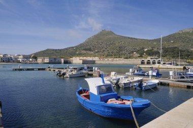 İtalya, Sicilya, Akdeniz, Egadi takımadaları, Favignana Adası (Trapani Eyaleti); 21 Mart 2024, limanda balıkçı tekneleri (arka planda eski ton balığı fabrikası) -