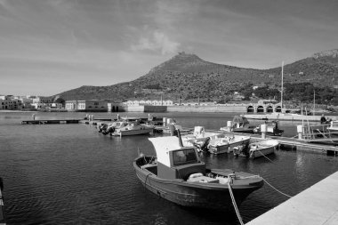 İtalya, Sicilya, Akdeniz, Egadi takımadaları, Favignana Adası (Trapani Eyaleti); 21 Mart 2024, limanda balıkçı tekneleri (arka planda eski ton balığı fabrikası) -