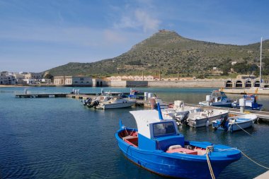 İtalya, Sicilya, Akdeniz, Egadi takımadaları, Favignana Adası (Trapani Eyaleti); 21 Mart 2024, limanda balıkçı tekneleri (arka planda eski ton balığı fabrikası) -