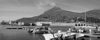 İtalya, Sicilya, Akdeniz, Egadi takımadaları, Favignana Adası (Trapani Eyaleti); 21 Mart 2024, limanda balıkçı tekneleri (arka planda eski ton balığı fabrikası) -