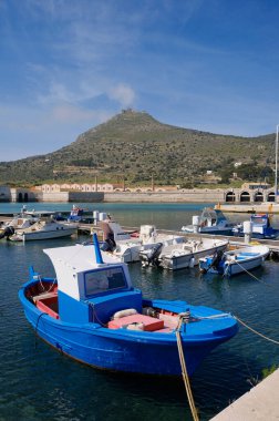 İtalya, Sicilya, Akdeniz, Egadi takımadaları, Favignana Adası (Trapani Eyaleti); 21 Mart 2024, limanda balıkçı tekneleri (arka planda eski ton balığı fabrikası) -