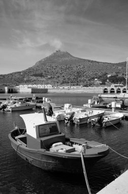 İtalya, Sicilya, Akdeniz, Egadi takımadaları, Favignana Adası (Trapani Eyaleti); 21 Mart 2024, limanda balıkçı tekneleri (arka planda eski ton balığı fabrikası) -