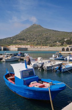 İtalya, Sicilya, Akdeniz, Egadi takımadaları, Favignana Adası (Trapani Eyaleti); 21 Mart 2024, limanda balıkçı tekneleri (arka planda eski ton balığı fabrikası) -