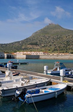 İtalya, Sicilya, Akdeniz, Egadi takımadaları, Favignana Adası (Trapani Eyaleti); 21 Mart 2024, limanda balıkçı tekneleri (arka planda eski ton balığı fabrikası) -