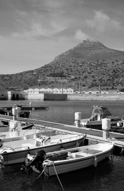 İtalya, Sicilya, Akdeniz, Egadi takımadaları, Favignana Adası (Trapani Eyaleti); 21 Mart 2024, limanda balıkçı tekneleri (arka planda eski ton balığı fabrikası) -