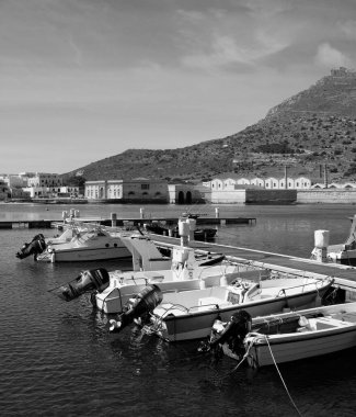 İtalya, Sicilya, Akdeniz, Egadi takımadaları, Favignana Adası (Trapani Eyaleti); 21 Mart 2024, limanda balıkçı tekneleri (arka planda eski ton balığı fabrikası) -