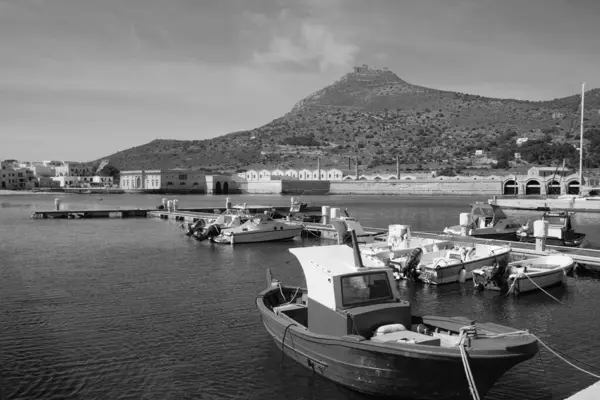 İtalya, Sicilya, Akdeniz, Egadi takımadaları, Favignana Adası (Trapani Eyaleti); 21 Mart 2024, limanda balıkçı tekneleri (arka planda eski ton balığı fabrikası) -