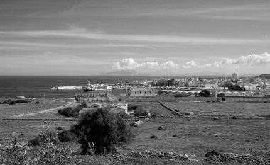 İtalya, Sicilya, Akdeniz, Egadi takımadası, Favignana Adası (Trapani Eyaleti); 21 Mart 2024, liman ve adanın manzarası (Trapani ve Sicilya kıyısı) - EDITORIAL