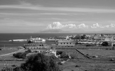 İtalya, Sicilya, Akdeniz, Egadi takımadası, Favignana Adası (Trapani Eyaleti); 21 Mart 2024, liman ve adanın manzarası (Trapani ve Sicilya kıyısı) - EDITORIAL