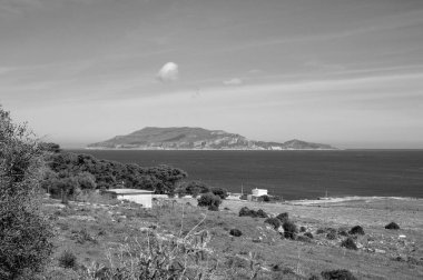 İtalya, Sicilya, Akdeniz, Egadi takımadaları, Favignana Adası (Trapani Eyaleti); arka plandaki kayalık sahil ve Marettimo Adası manzarası