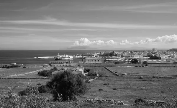 İtalya, Sicilya, Akdeniz, Egadi takımadası, Favignana Adası (Trapani Eyaleti); 21 Mart 2024, liman ve adanın manzarası (Trapani ve Sicilya kıyısı) - EDITORIAL