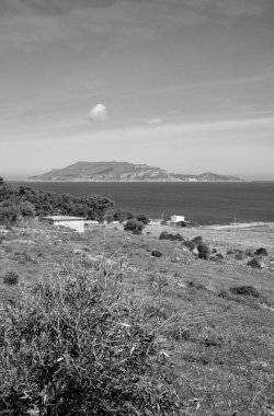 İtalya, Sicilya, Akdeniz, Egadi takımadaları, Favignana Adası (Trapani Eyaleti); arka plandaki kayalık sahil ve Marettimo Adası manzarası