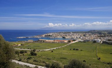 İtalya, Sicilya, Akdeniz, Egadi takımadaları, Favignana Adası (Trapani Eyaleti); liman ve adanın panoramik manzarası (Trapani ve Sicilya kıyı şeridi)) 