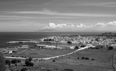 İtalya, Sicilya, Akdeniz, Egadi takımadaları, Favignana Adası (Trapani Eyaleti); liman ve adanın panoramik manzarası (Trapani ve Sicilya kıyı şeridi)) 