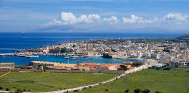 İtalya, Sicilya, Akdeniz, Egadi takımadaları, Favignana Adası (Trapani Eyaleti); liman ve adanın panoramik manzarası (Trapani ve Sicilya kıyı şeridi)) 