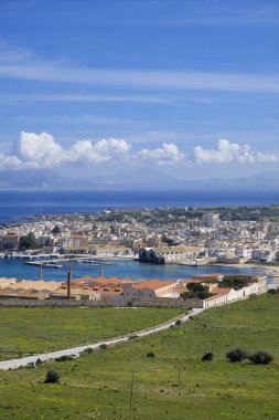 İtalya, Sicilya, Akdeniz, Egadi takımadaları, Favignana Adası (Trapani Eyaleti); arka planda liman ve adanın (Trapani ve Sicilya kıyıları) manzarası) 