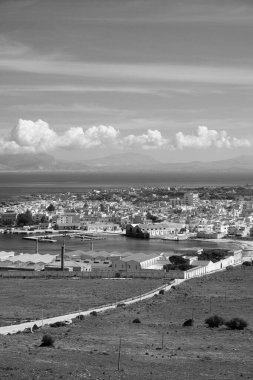 İtalya, Sicilya, Akdeniz, Egadi takımadaları, Favignana Adası (Trapani Eyaleti); arka planda liman ve adanın (Trapani ve Sicilya kıyıları) manzarası) 
