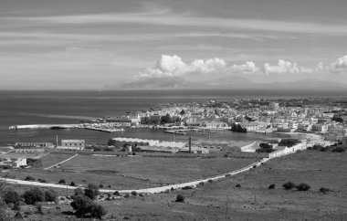 İtalya, Sicilya, Akdeniz, Egadi takımadaları, Favignana Adası (Trapani Eyaleti); arka planda liman ve adanın (Trapani ve Sicilya kıyıları) manzarası) 