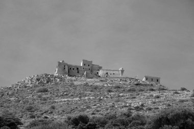 İtalya, Sicilya, Akdeniz, Egadi takımadaları, Favignana Adası (Trapani Eyaleti); St. Caterina Kalesi manzarası, St. Caterina Dağı üzerinde inşa edilmiş