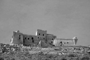 İtalya, Sicilya, Akdeniz, Egadi takımadaları, Favignana Adası (Trapani Eyaleti); St. Caterina Kalesi manzarası, St. Caterina Dağı üzerinde inşa edilmiş